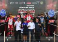 Pebalap Astra Honda, Rheza Danica Ahrens (tengah) dan Veda Ega Pratama (kiri) raih podium pertama dan kedua pada race pertama seri kedua di ajang Kejuaraan Nasional (Kejurnas) Mandalika Racing Series di kelas Sport 250cc di Pertamina Mandalika International Street Circuit, Nusa Tenggara Barat. Foto: Ajeng