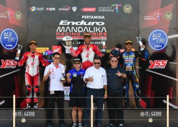 Pebalap Astra Honda, Rheza Danica Ahrens (tengah) dan Veda Ega Pratama (kiri) raih podium pertama dan kedua pada race pertama seri kedua di ajang Kejuaraan Nasional (Kejurnas) Mandalika Racing Series di kelas Sport 250cc di Pertamina Mandalika International Street Circuit, Nusa Tenggara Barat. Foto: Ajeng