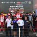 Pebalap Astra Honda, Rheza Danica Ahrens (tengah) dan Veda Ega Pratama (kiri) raih podium pertama dan kedua pada race pertama seri kedua di ajang Kejuaraan Nasional (Kejurnas) Mandalika Racing Series di kelas Sport 250cc di Pertamina Mandalika International Street Circuit, Nusa Tenggara Barat. Foto: Ajeng