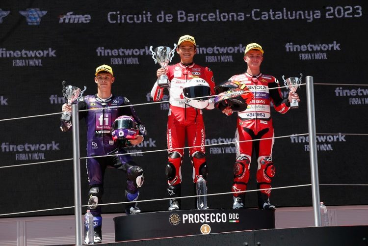 Pebalap Astra Honda Racing Team (AHRT), Fadillah Arbi Aditama berhasil menorehkan sejarah balap Indonesia dengan meraih podium tertinggi ajang balap FIM JuniorGP/ Foto: Ajeng