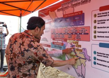 Ketua DPRD Provinsi Jambi, Edi Purwanto saat tinjau lokasi pembangunan jalan tol Jambi - Betung. Foto: Adian