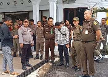 Aksi unjuk rasa yang dilakukan LSM Gerakan Peduli Keadilan Dan Kebenaran (GPKK) di kantor Kejari Sarolangun, pada Selasa (18/7/2023)/ Foto: Fdn/Ampar