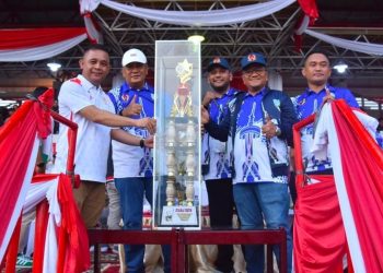 Piala juara umum Porprov Jambi 2023 diserahkan secara langsung oleh Wakil Gubernur Jambi, Abdullah Sani, kepada Wakil Wali Kota Jambi, Maulana, di Stadion Tri Lomba Juang. Rabu (19/7/2023)./ Foto: Melli/Ampar