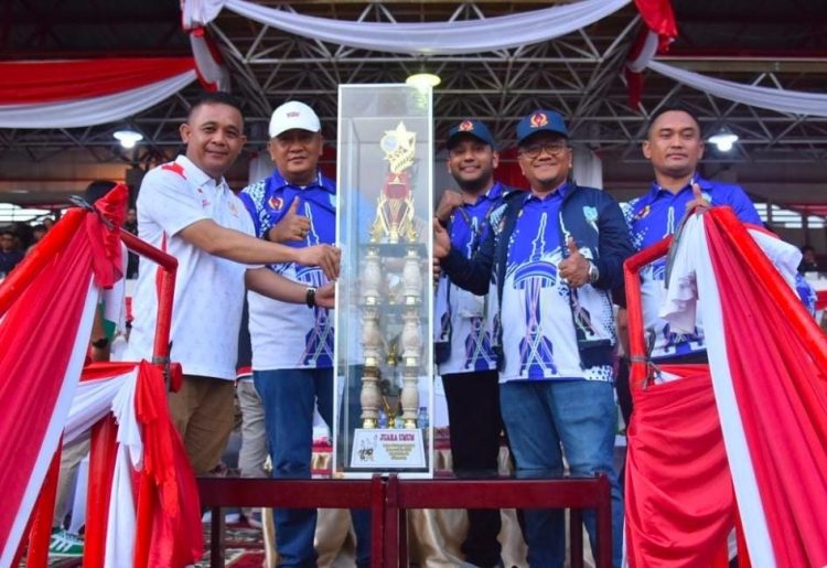 Piala juara umum Porprov Jambi 2023 diserahkan secara langsung oleh Wakil Gubernur Jambi, Abdullah Sani, kepada Wakil Wali Kota Jambi, Maulana, di Stadion Tri Lomba Juang. Rabu (19/7/2023)./ Foto: Melli/Ampar