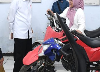 Presiden Joko Widodo dan Ibu Iriana Joko Widodo tinjau kegiatan pembelajaran di SMKN 2 Bengkulu Tengah, Kamis (20/7). Foto: Kris - Biro Pers Sekretariat Presiden
