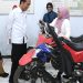 Presiden Joko Widodo dan Ibu Iriana Joko Widodo tinjau kegiatan pembelajaran di SMKN 2 Bengkulu Tengah, Kamis (20/7). Foto: Kris - Biro Pers Sekretariat Presiden