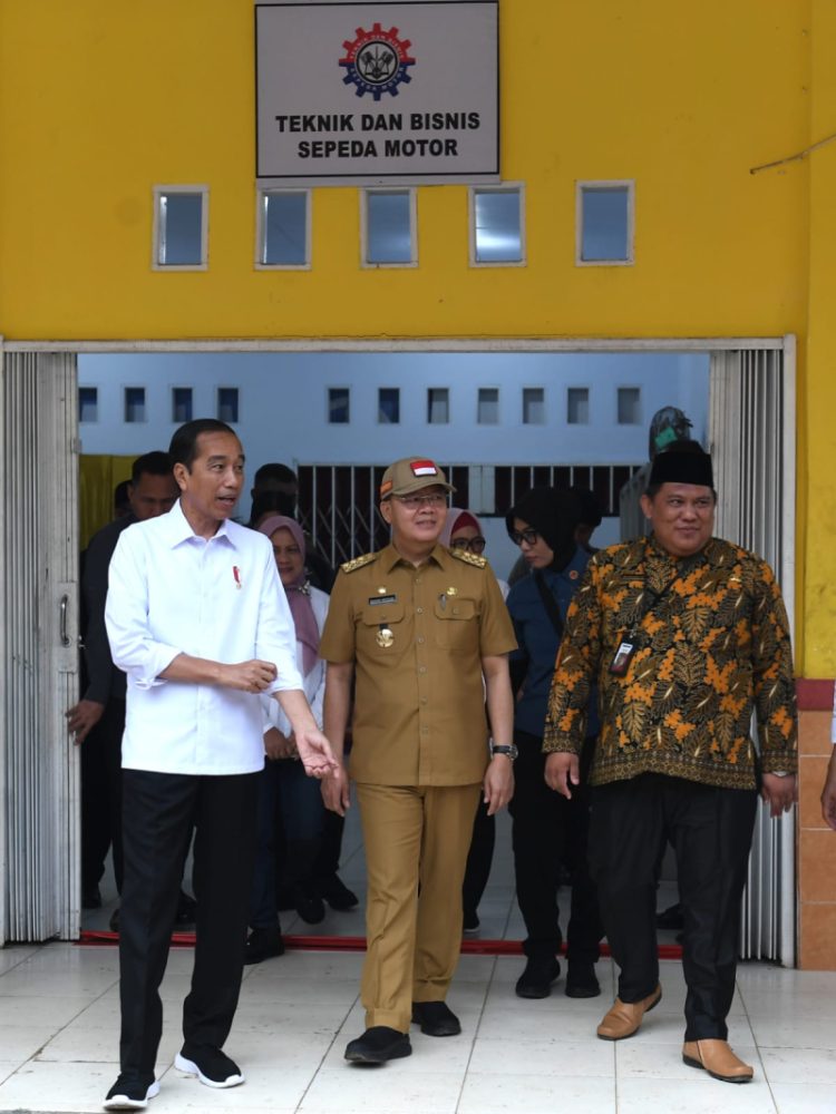 Presiden Joko Widodo saat kunungan ke SMKN 2 Bengkulu Tengah, Kamis (20/7). Foto: Foto: Kris - Biro Pers Sekretariat Presiden