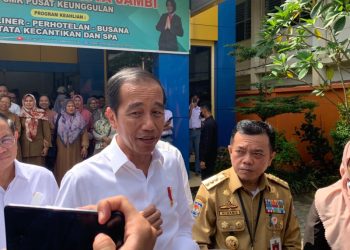 Presiden Joko Widodo didampingi Gubernur Jambi Al Haris saat kunjungan ke SMKN 4 Kota Jambi pada bulan Mei 2023 lalu. (16/05/2023). Foto: Aln/Ampar