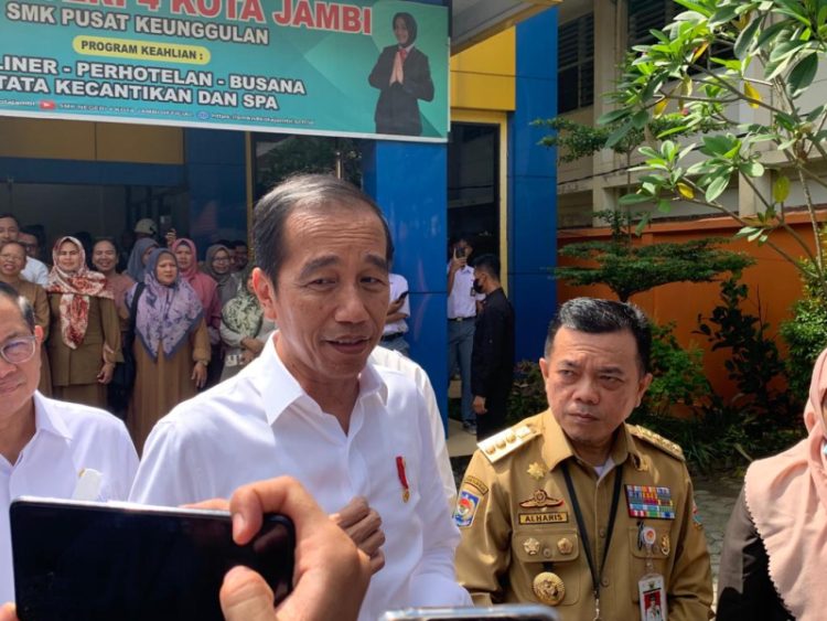 Presiden Joko Widodo didampingi Gubernur Jambi Al Haris saat kunjungan ke SMKN 4 Kota Jambi pada bulan Mei 2023 lalu. (16/05/2023). Foto: Aln/Ampar