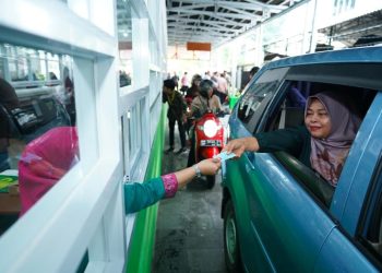 Layanan tanpa turun (Lantatur) atau yang dikenal sebagai layanan drive thru di Dukcapil Kota Jambi. Foto: Meli/Ampar