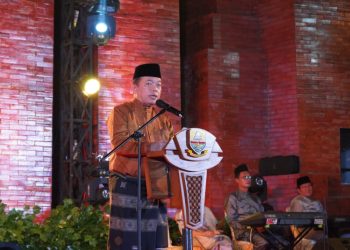 Gubernur Jambi Al Haris buka acara Festival Batanghari ke-23, di Ruang Terbuka Hijau (RTH) Putri Pinang Masak, Jum'at (21/07/2023) malam. Foto: Novriansyah