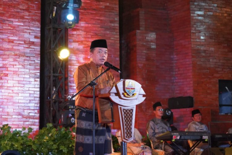 Gubernur Jambi Al Haris buka acara Festival Batanghari ke-23, di Ruang Terbuka Hijau (RTH) Putri Pinang Masak, Jum'at (21/07/2023) malam. Foto: Novriansyah