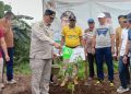 DLH Sarolangun Lakukan Penanaman Pohon Serentak di Kelurahan Aur Gading, Jumat (21/7). Foto: Fdn