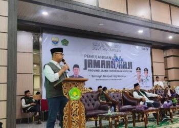 Walikota Jambi Syarif Fasha dan Wawako Jambi Mualana sambut kedatangan jemaah haji asal Kota Jambi di Asrama Haji Kota Baru, Senin (24/7). Foto: Meli/Ampar