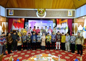 Acara Gala Dinner Pimpinan Perguruan Tinggi Keagamaan Islam Negeri se-Sumatera dalam Kegiatan Pekan Kreativitas Mahasiswa III di Auditorium Rumah Dinas Gubernur Jambi, Senin (24/7) malam. Foto: Agus