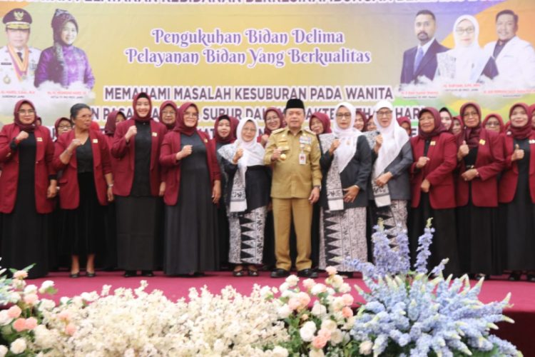 Gubernur Jambi Al Haris Kukuhkan 80 Bidan Delima Provinsi Jambi, di Gedung Maulidia Convention Center (MCC) Kota Jambi, Senin (31/7). Foto: Agus