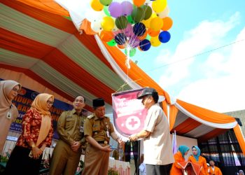 Wagub Jambi Abdullah Sani buka Pengenalan Kehidupan Kampus Bagi Mahasiswa dan Mahasiswi Baru (PKKMB) Poltekes Jambi, di Lapangan Upacara Politeknik Kemenkes Jambi, Senin (31/7). Foto: Novriasyah