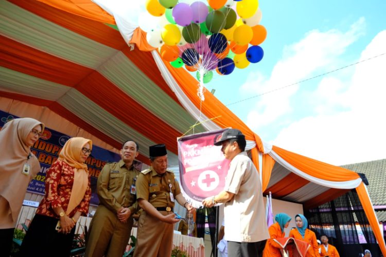 Wagub Jambi Abdullah Sani buka Pengenalan Kehidupan Kampus Bagi Mahasiswa dan Mahasiswi Baru (PKKMB) Poltekes Jambi, di Lapangan Upacara Politeknik Kemenkes Jambi, Senin (31/7). Foto: Novriasyah