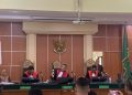 Tampak barang bukti senjata tajam di pegang hakim dalam lanjutan sidang ketiga terdakwa Hendri Gunawan, di Pengadilan Negeri (PN) Jambi, Kamis (27/7). Foto: Alan/Ampar