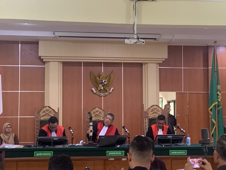 Tampak barang bukti senjata tajam di pegang hakim dalam lanjutan sidang ketiga terdakwa Hendri Gunawan, di Pengadilan Negeri (PN) Jambi, Kamis (27/7). Foto: Alan/Ampar
