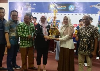 Mewakili Kepala Dinas Pendidikan Provinsi Jambi Syamsurizal, Kepala Bidang Pendidikan Khusus Layanan Khusus (PKLK), Hj Euis Novitasari yang menutup secara resmi O2SN PDBK tingkat Provinsi Jambi tahun 2023, Selasa malam (25/7/2023)/ Foto; Ampar
