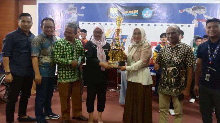 Mewakili Kepala Dinas Pendidikan Provinsi Jambi Syamsurizal, Kepala Bidang Pendidikan Khusus Layanan Khusus (PKLK), Hj Euis Novitasari yang menutup secara resmi O2SN PDBK tingkat Provinsi Jambi tahun 2023, Selasa malam (25/7/2023)/ Foto; Ampar