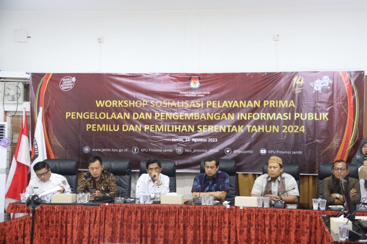 KPU Provinsi Jambi menyelenggarakan Workshop Sosialisasi Pelayanan Prima Pengelolaan dan Pengembangan Informasi Publik Pemilu dan Pemilihan Serentak Tahun 2024 kamis (24/8) di Aula KPU Provinsi Jambi/ (Foto: Humas KPU Jambi)