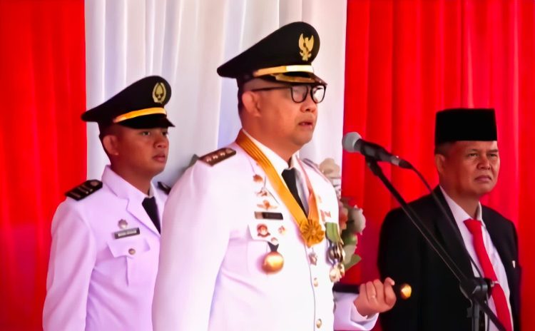 Pemerintah Kota Jambi laksanakan upacara HUT RI ke-78 di Lapangan Kantor Walikota Jambi, Kamis (17/8). Foto: Meli/Ampar