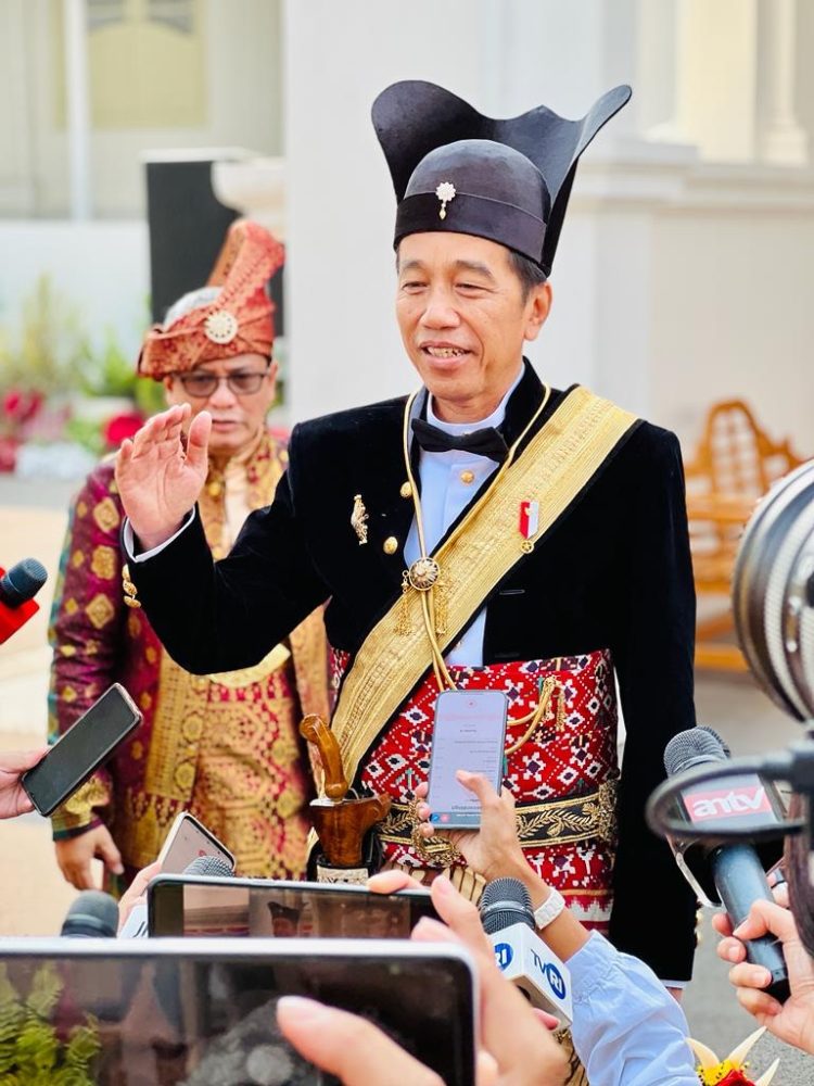 Presiden Republik Indonesia Joko Widodo kenakan pakaian adat Ageman Songkok Singkepan Ageng pada upacara HUT RI ke-78, Kamis (17/8). Foto: Laily Rachev - Biro Pers Sekretariat Presiden