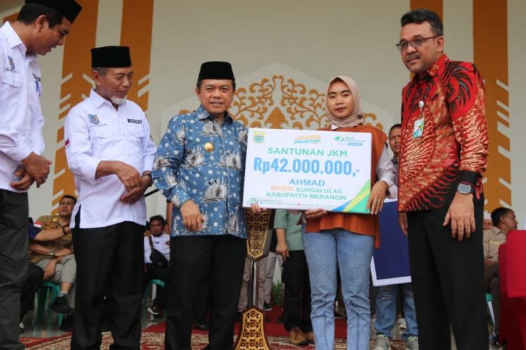 Gubenur Jambi Al Haris Bersama Kepala Cabang BPJS Ketenagakerjaan Provinsi Jambi M Syahrul (Kanan) Menyerahkan Bantuan Khusus Bersifat Keuangan (BKBK) Secara Simbolis Kepada Ahli Waris beberapa waktu lalu/ Foto: Agus