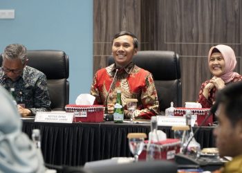 Ketua DPRD Provinsi Jambi, Edi Purwanto menghadiri silaturahmi dan penyampaian laporan kinerja PT Bank Pembangunan Daerah Jambi Semester I Tahun 2023 di Grand Ballroom Joesoef Singadekane, Gedung Mahligai, Telanai Pura, Selasa (29/8)/ Foto: Juanda