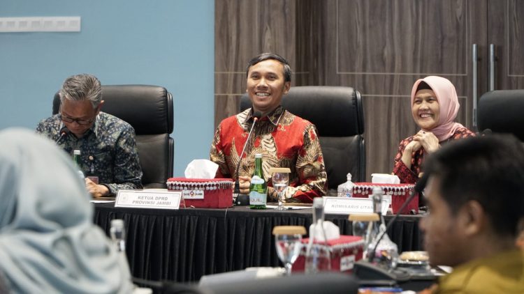 Ketua DPRD Provinsi Jambi, Edi Purwanto menghadiri silaturahmi dan penyampaian laporan kinerja PT Bank Pembangunan Daerah Jambi Semester I Tahun 2023 di Grand Ballroom Joesoef Singadekane, Gedung Mahligai, Telanai Pura, Selasa (29/8)/ Foto: Juanda