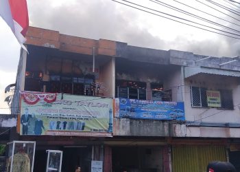 Penampakan ruko hangus terbakar di RT 19, Kelurahan Payo Lebar, Kecamatan Jelutung, Kota Jambi, Selasa (22/8). Foto: Ampar