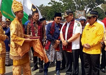 bendera kirab Pemilu 2024 akhirnya tiba di Kabupaten Sarolangun. Bendera Kirab diserahkan langsung oleh Ketua KPU Merangin ke Ketua KPU Kabupaten Sarolangun di Laman Besamo Lapangan Sriwijaya Sarolangun, Rabu (2/8/2023)/ foto: Fdn/ampar