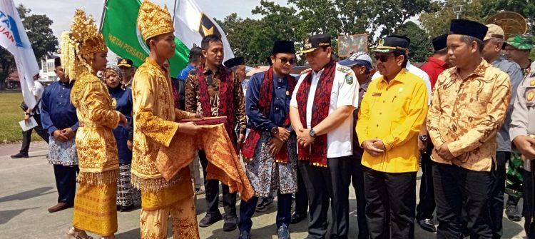 bendera kirab Pemilu 2024 akhirnya tiba di Kabupaten Sarolangun. Bendera Kirab diserahkan langsung oleh Ketua KPU Merangin ke Ketua KPU Kabupaten Sarolangun di Laman Besamo Lapangan Sriwijaya Sarolangun, Rabu (2/8/2023)/ foto: Fdn/ampar
