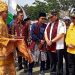 bendera kirab Pemilu 2024 akhirnya tiba di Kabupaten Sarolangun. Bendera Kirab diserahkan langsung oleh Ketua KPU Merangin ke Ketua KPU Kabupaten Sarolangun di Laman Besamo Lapangan Sriwijaya Sarolangun, Rabu (2/8/2023)/ foto: Fdn/ampar