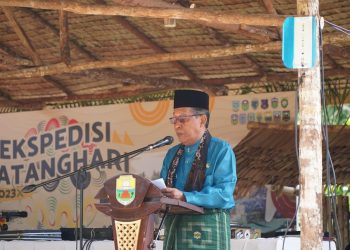 Wakil Gubernur Jambi Drs. H. Abdullah Sani mengikuti rangkaian kegiatan Festival Bebiduk Besamo Ekspedisi Batanghari. Kegiatan ini berlangsung di Desa Muaro Pijoan Kabupaten Muaro Jambi, Rabu (02/08/2023)./ Foto: Alan/Ampar
