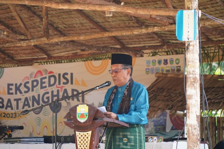 Wakil Gubernur Jambi Drs. H. Abdullah Sani mengikuti rangkaian kegiatan Festival Bebiduk Besamo Ekspedisi Batanghari. Kegiatan ini berlangsung di Desa Muaro Pijoan Kabupaten Muaro Jambi, Rabu (02/08/2023)./ Foto: Alan/Ampar