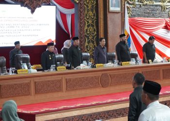 Gubernur Al Haris dalam paripurna DPRD Provinsi Jambi rabu (2/8/2023) malam/ Foto: Jd/Ampar