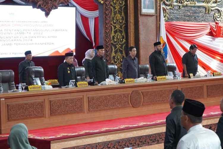 Gubernur Al Haris dalam paripurna DPRD Provinsi Jambi rabu (2/8/2023) malam/ Foto: Jd/Ampar
