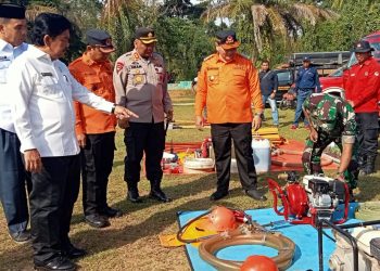 etua Dewan Perwakilan Rakyat Daerah (DPRD) Sarolangun Tontawi Jauhari ikuti apel gabungan siaga bencana Kebakaran Hutan dan Lahan (Karhutla) yang dilaksanakan di Lapangan Bhayangkara, Belakang Mapolsek Sarolangun, Rabu (2/8/2023) kemarin/ Foto: Fdn/Ampar