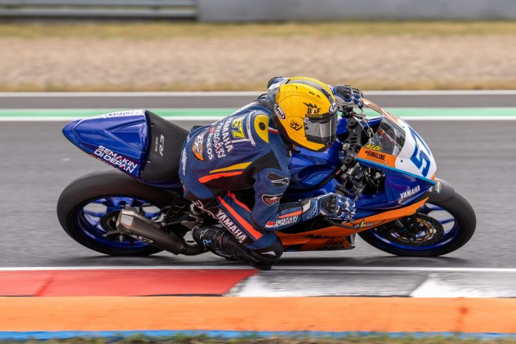Aldi Satya Mahendra, berhasil meraih podium juara dalam race ke-2 yang berlangsung dalam kondisi hujan (wet race), Minggu, 30 Juli 2023 lalu/ Foto: Dok.Yamaha
