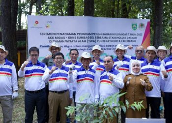 Kepala SKK Migas Dwi Soetjipto bersama Kepala Dinas Kehutanan Pemerintah Provinsi Sumatera Selatan Pandji Tjahjanto dan Walikota Palembang yang diwakili Staf Ahli Walikota Letizia melakukan penanaman pohon di Taman Wisata Alam Punti Kayu sebagai bagian program penanaman pohon hulu migas di Wilayah Sumatera Bagian selatan sebanyak 444 ribu pohon, Senin (7/8). Foto: Humas SKK Migas