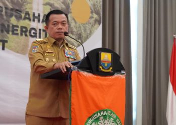Gubernur Jambi Al Haris saat membuka Focus Group Discussion (FGD) Pemerintah Provinsi Jambi bersama Pengurus Gabungan Pengusaha Kelapa Sawit Indonesia (GAPKI) Cabang Jambi, di Swiss Bell Hotel, Senin (07/08). Foto: Novriansah