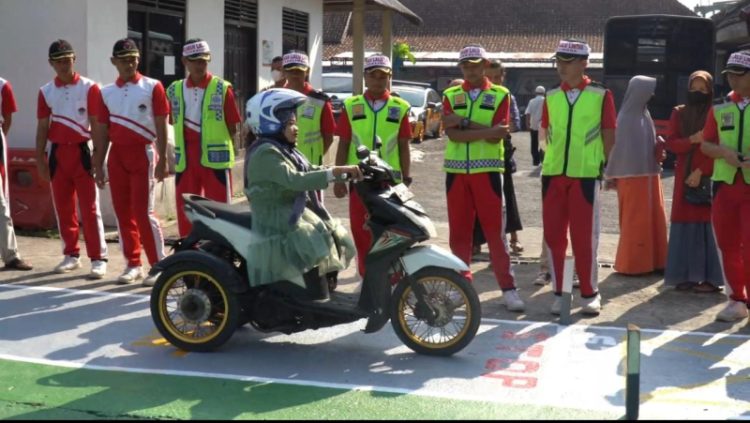 Lintasan angka 8 dalam pembuatan SIM C diganti ke huruf S. Foto: Humas Polri