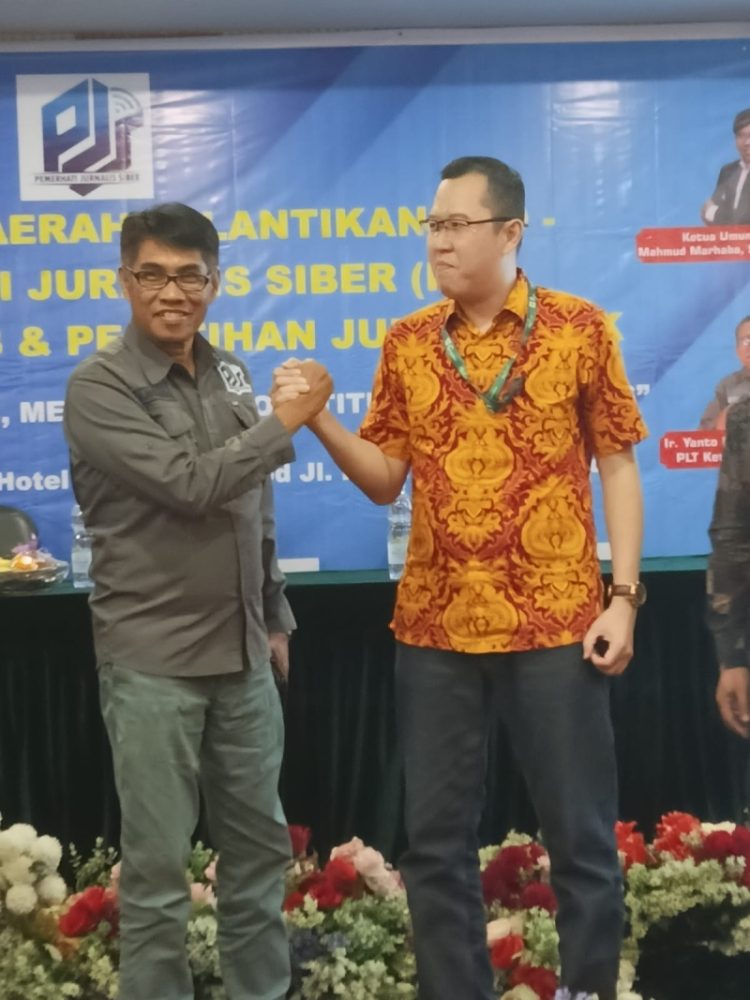 Ketum PJS Mahmud Marhaba (kiri) dan Manajemen Apical Group, Martin Soekendar (kanan). Foto: PJS