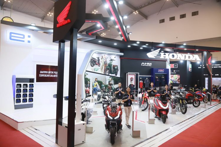 Suasana Booth PT Astra Honda Motor (AHM) di Hall 1 dan hall 10 ICE BSD City pada gelaran Gaikindo Indonesia International Auto Show (GIIAS) 2023 yang berlangsung 10-20 Agustus 2023. Foto: Ajeng