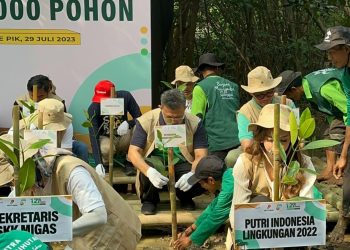 PetroChina bersama SKK Migas dan KKKS  Kampanyekan Pelestarian Lingkungan Bertajuk 'One Two Trees - One Employee Two Trees'. Foto: Humas SKK Migas