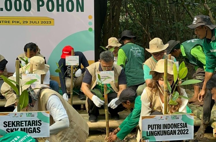 PetroChina bersama SKK Migas dan KKKS  Kampanyekan Pelestarian Lingkungan Bertajuk 'One Two Trees - One Employee Two Trees'. Foto: Humas SKK Migas