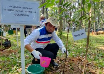 Penanaman pohon industri hulu migas di Palembang. Foto: Humas SKK Migas